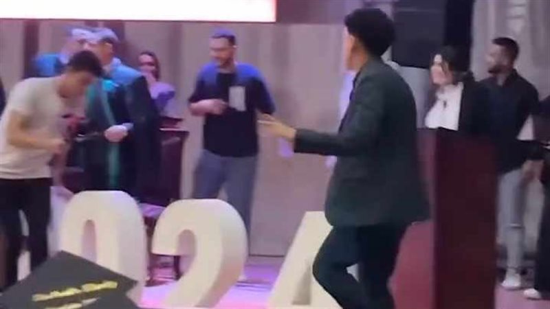 وصلة رقص لطالب في