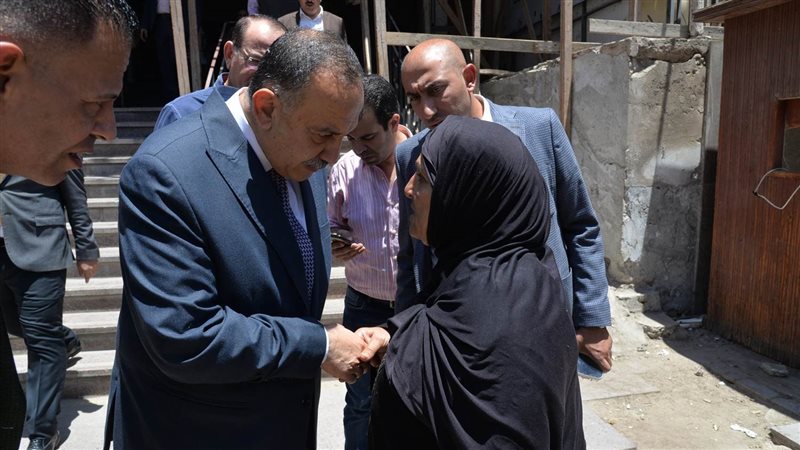 محافظ أسيوط أثناء