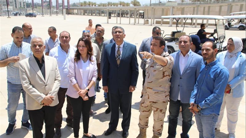 محافظ الجيزة ومرافقوه