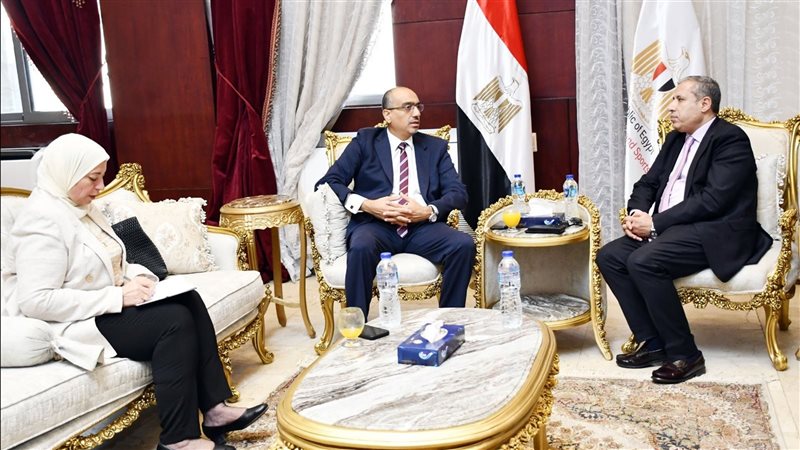 اجتماع بين الشباب