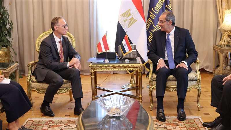 وزير الاتصالات وسفير