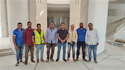 وفد من مكتب التمثيل العمالي بالأردن يزور العمال المصريين في مواقع عملهم 