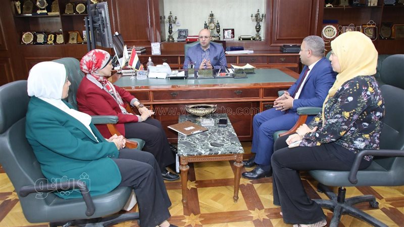 محافظ بني سويف يناقش