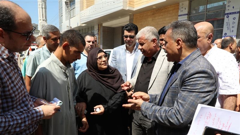 المحافظ يتفقد مكتبة