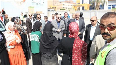 محافظ بني سويف يشهد تسليم أجهزة عرائس لـ13 فتاة وسماعات طبية لذوي الهمم