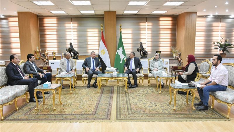 محافظ الشرقية يلتقي