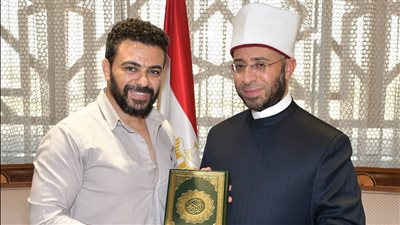 بعد منعه من الصلاة بمسجد فى المقطم، وزير الأوقاف يلتقى الفنان كريم الحسيني 