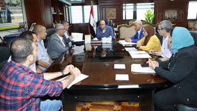 محافظ بني سويف يناقش إجراءات تنفيذ مشروع الصرف الصحي بقرية منهرو 