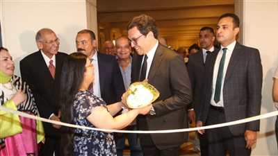 وزير الثقافة يفتتح أول معرض لمريم وجيه ويوجه بعرض أعمالها بمبنى الوزارة