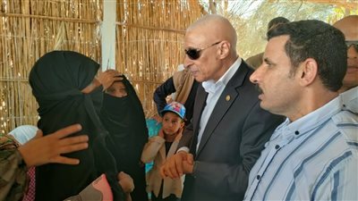خلال زيارة قرية المزار، محافظ شمال سيناء يستجيب لطلب مواطنة برفع كفاءة منزلها 
