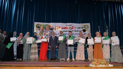محافظ الإسماعيلية يشيد بجهود أسر أوائل الشهادات العامة والأزهرية (صور) 