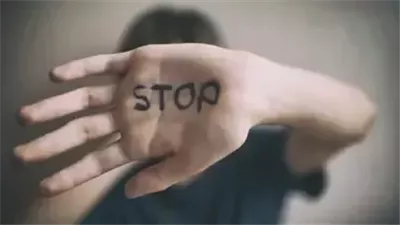 التحقيق مع شاب متهم بالتحرش بطفلة في حمام مدرسة بالمرج