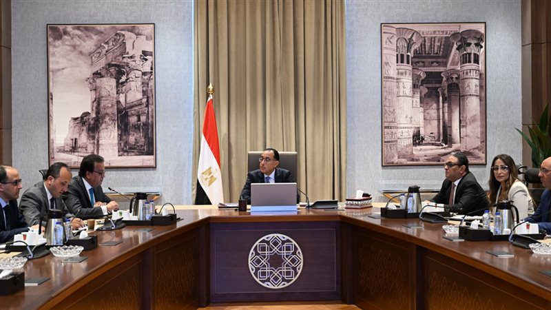 رئيس الوزراء يجتمع
