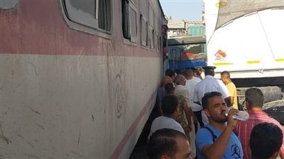اللقطات الأولى من حادث دهس قطار لسيارة نقل ببرج العرب في الإسكندرية 