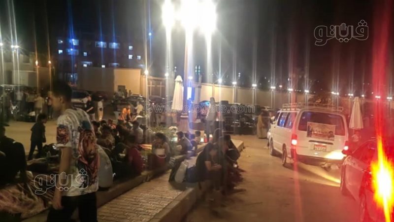 زوار دير درنكة يفترشون