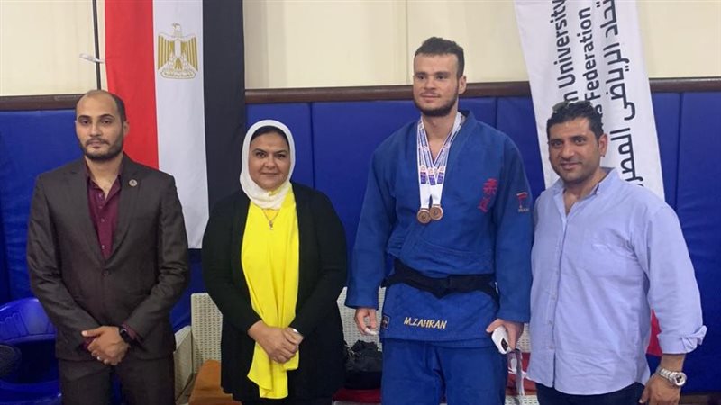 الجامعات والمعاهد،