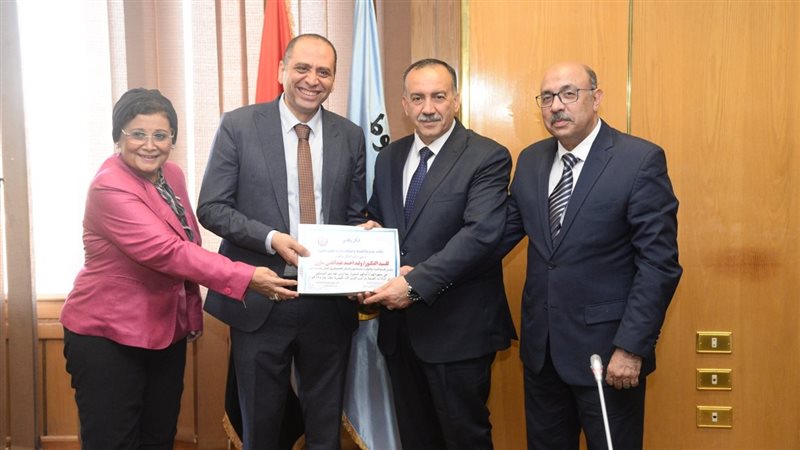 محافظ أسيوط يكرم