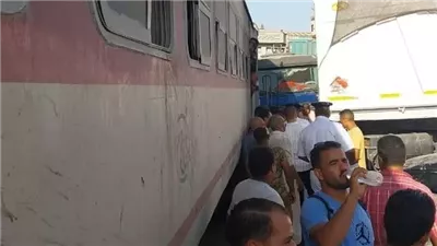 مشاهد بطولية لأهالي برج العرب في إنقاذ مصابي حادث قطار البضائع بالإسكندرية