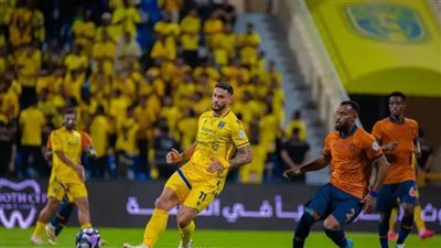 لاعب التعاون يتلقى البطاقة الحمراء الأولى في الدوري السعودي بالموسم الجديد