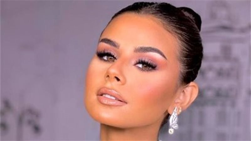 الفنانة منة عرفة