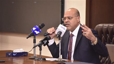 وزير العمل يُقرر إيقاف نشاط شركتين لإلحاق عمالة بالخارج لمخالفتهما أحكام القانون