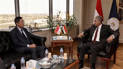 وزير السياحة والآثار يبحث مع سفير سنغافورة سبل تعزيز التعاون المشترك