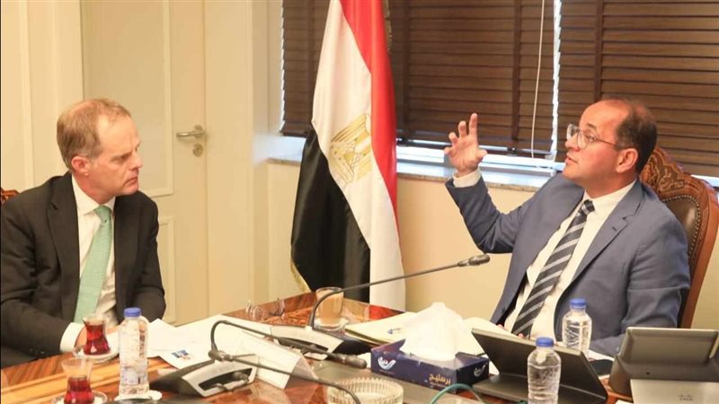 وزير المالية مع السفير