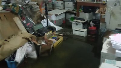 بضاعة بمليون جنيه، غرق محل مستندات تصوير بمياه الصرف الصحي بإسنا في الأقصر (صور) 