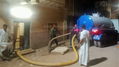 مياه الأقصر تدفع بـ 19 سيارة لشفط مياه الصرف الصحي من المنازل الغارقة بإسنا (صور)