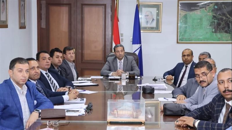 محافظ دمياط يجتمع