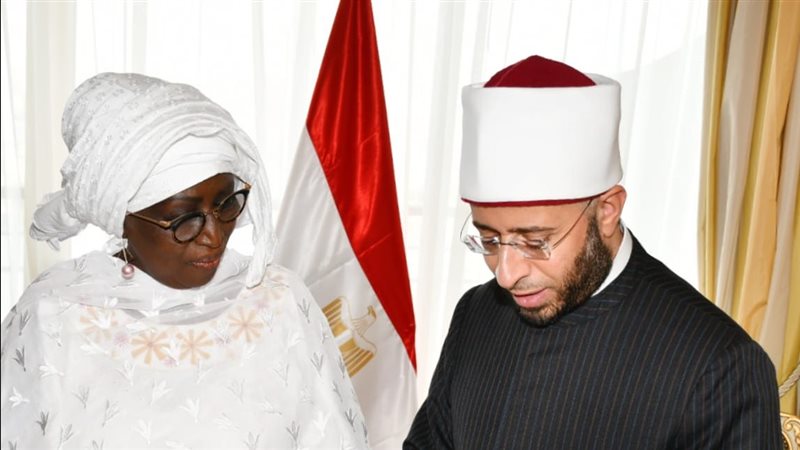 وزير الأوقاف يهدي