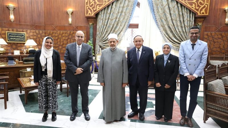 شيخ الأزهر مع قيادات