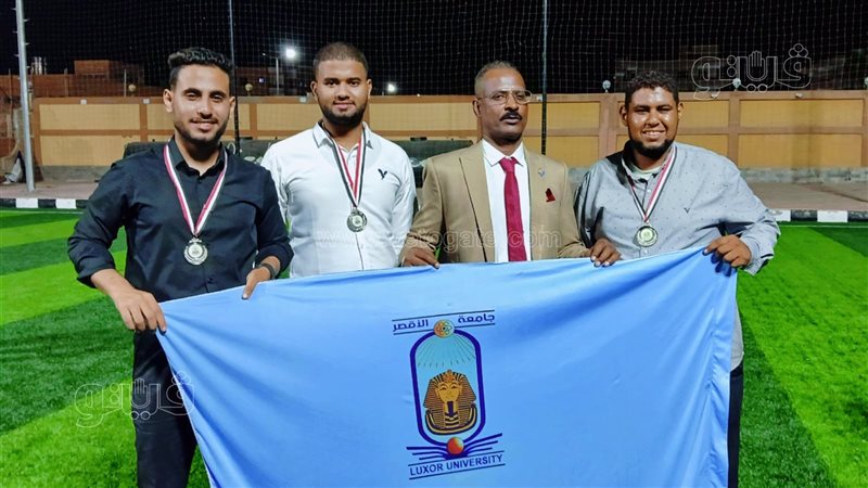 الفائزون