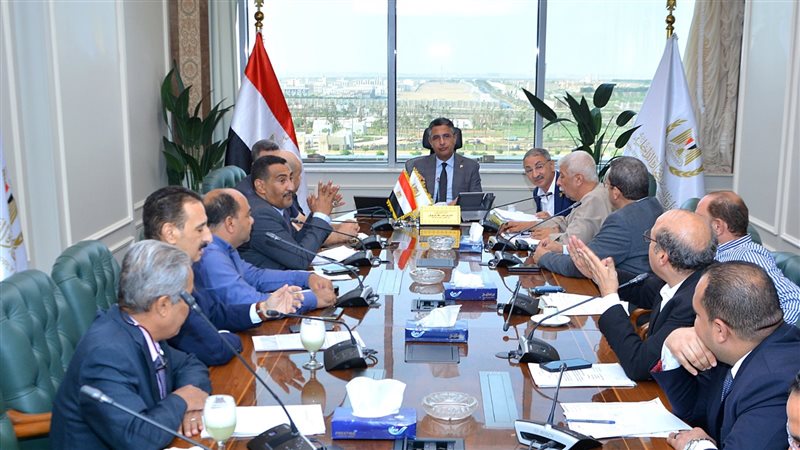 وزير التموين مع أعضاء