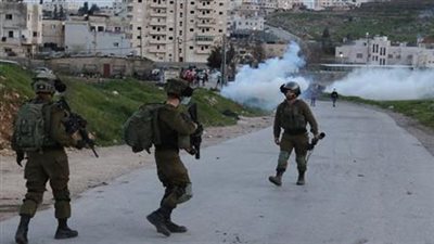 قوات الاحتلال الإسرائيلي تطلق القذائف على الفلسطينيين وتحاصر مقر بلدية جنين