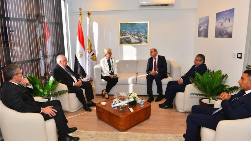 وزير الطيران يلتقي
