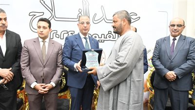 محافظ الفيوم يكرم المزارعين المتميزين في الاحتفال بالعيد 72 للفلاح المصري