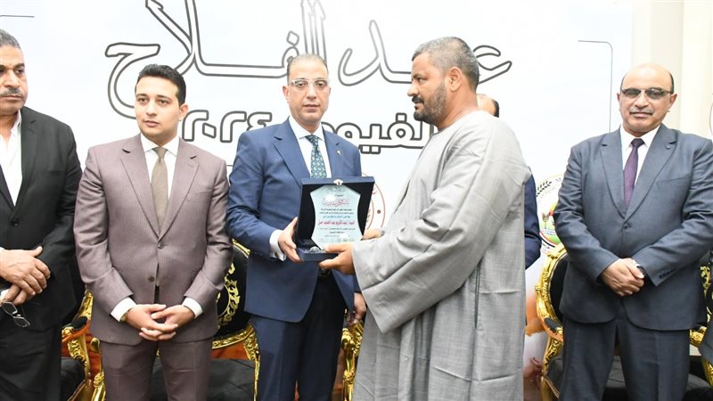 محافظ الفيوم يكرم