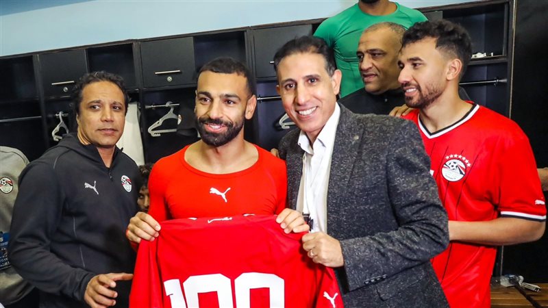 محمد صلاح مع قميص