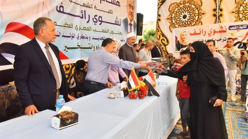 محافظ أسيوط يسلم