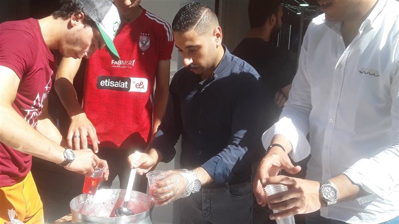 قبطى يوزع الشربات