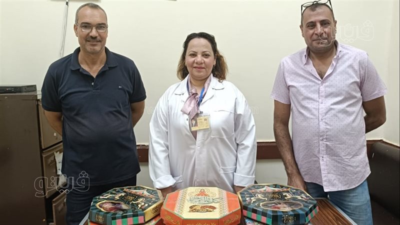 طبيبة مسيحية توزع