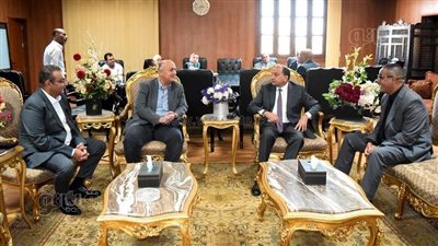 رئيس جامعة بني سويف يبحث تدريب خريجي الهندسة والعلوم بمصانع الأسمنت