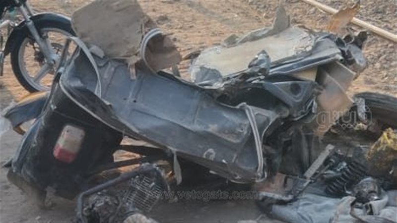قطار يصدم توك توك