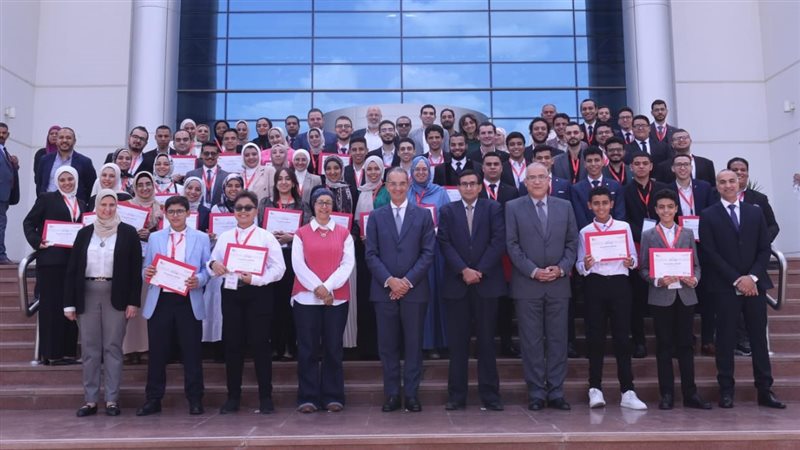 وزير الاتصالات مع