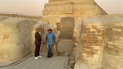 زاهي حواس يقدم كتابا لمصمم الأزياء الشهير ستيفانو ريتشي 
