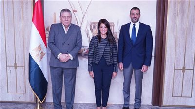المشاط تبحث مع 