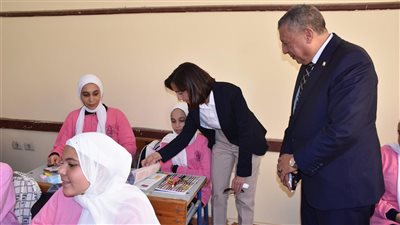 محافظ البحيرة تتفقد مدارس أبوحمص وتؤكد أهمية خفض الكثافات (صور)