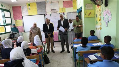 محافظ أسوان يتفقد مدارس أبو الريش بحرى (صور)