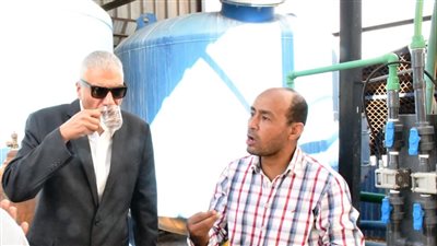 محافظ أسوان يتفقد محطة مياه أبو الريش قبلى ويشرب منها كوب ماء (صور)